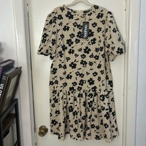 NWOT Boohoo Beige Mini Dress with Black Floral Print - size 4/Small